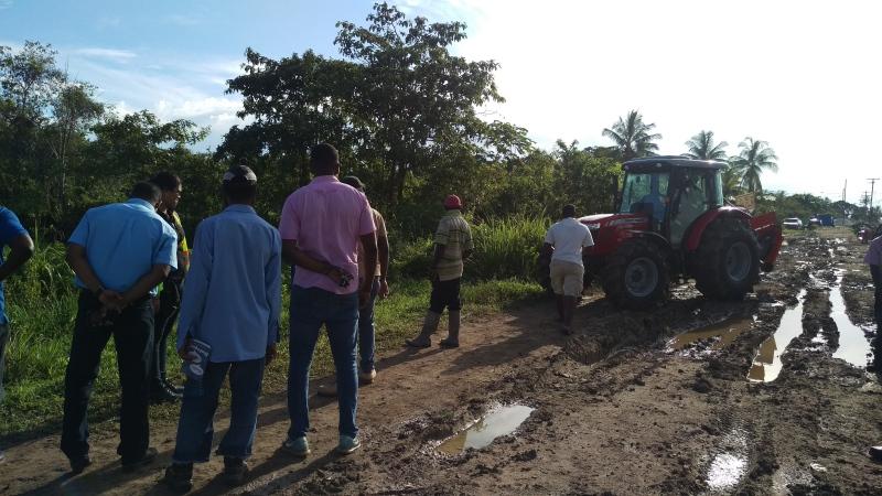 The tractor arriving in the farming area aback Mocha as residents and MoA personnel look on